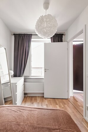 Iron/ironing board, WiFi, bed sheets
