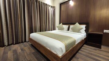 Escritorio y espacio para trabajar con laptop