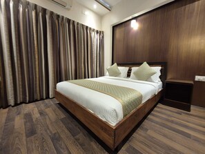 Superior dubbelrum | Skrivbord, arbetsyta för laptop, strykjärn/strykbräda och gratis wi-fi