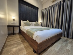 مكتب ومساحة عمل للكمبيوتر المحمول ومكواة/لوح كي وواي فاي مجانًا