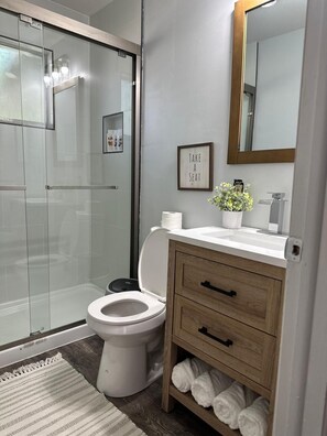 Dusche, Handtücher, Seife, Toilettenpapier