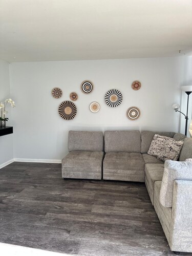 Cozy 3-Bedroom Ranch style house with Huge Backyard & Fire pit