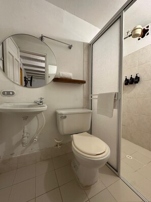 Family Room | Bathroom | Shower, towels, soap, shampoo - Hosteria El Paraiso  (Jardin)