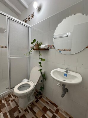 Standard Quadruple Room | Bathroom | Shower, towels, soap, shampoo - Hosteria El Paraiso  (Jardin)