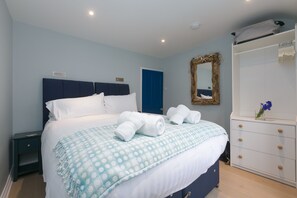 2 bedrooms, iron/ironing board, WiFi, bed sheets - Puffin Cottage - Sleeps 4  - Central St Ives - Outside Space (St Ives)