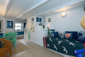TV - Puffin Cottage - Sleeps 4  - Central St Ives - Outside Space (St Ives)