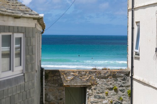 Puffin Cottage, Downalong – Sleeps 4 – Courtyard