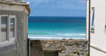 Puffin Cottage, Downalong – Sleeps 4 – Courtyard