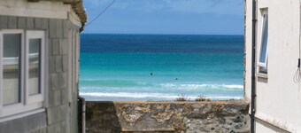 Puffin Cottage, Downalong – Sleeps 4 – Courtyard