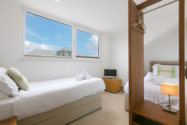 3 habitaciones, tabla de planchar con plancha, wifi y ropa de cama