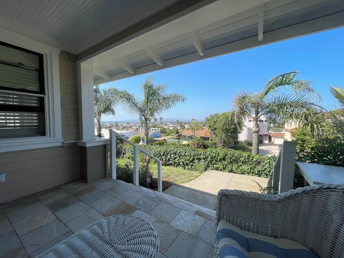 Cozy Home w/ Stunning Views + Sunsets