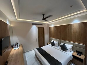 Luxury Double Room | Laptop workspace, soundproofing, free WiFi
