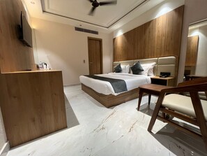 Luxury Double Room | Bathroom | Shower, hair dryer, slippers, towels