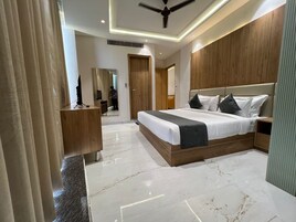 Luxury Suite, City View | Laptop workspace, soundproofing, free WiFi