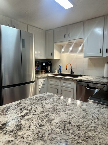 Walk to Tubac Golf Resort and Spa. Charming Tubac Townhome, 2 BR, Wi-Fi, and AC