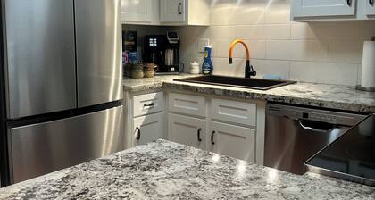 Walk to Tubac Golf Resort and Spa. Charming Tubac Townhome, 2 BR, Wi-Fi, and AC