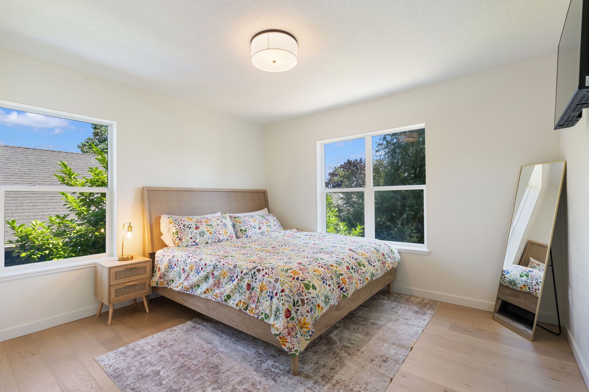 2 bedrooms, desk, WiFi, bed sheets