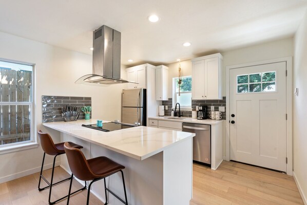 雪櫃、微波爐、焗爐、洗碗機