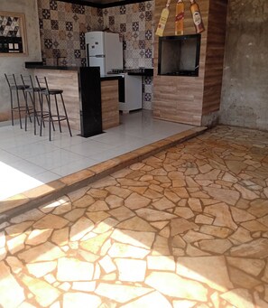 冷蔵庫、オーブン、コンロ、コーヒー / ティーメーカー