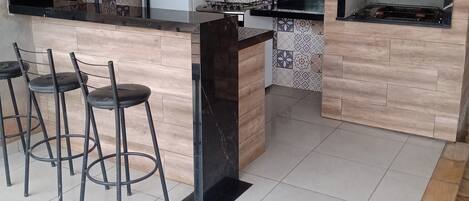 Kühlschrank, Ofen, Herdplatte, Wasserkocher mit Kaffee-/Teezubehör