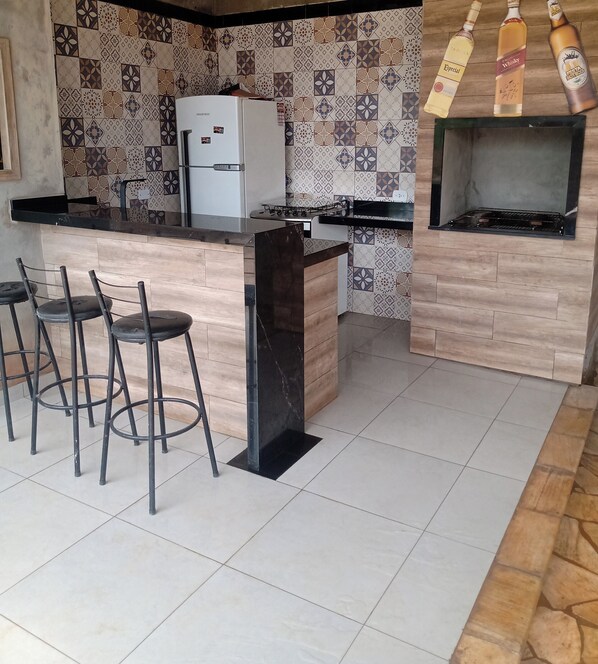 Fridge, oven, stovetop, coffee/tea maker