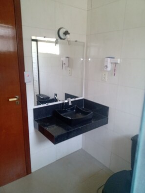 吹风机、肥皂、卫生纸