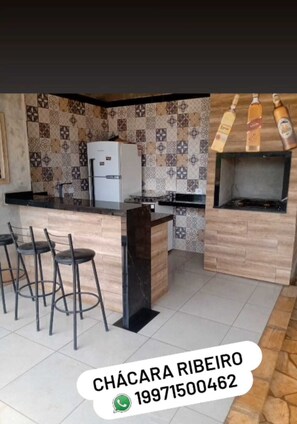 Réfrigérateur, un four, surface de cuisson, cafetière-théière