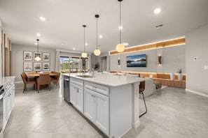 المنشأة من الداخل