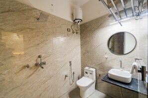 Deluxe Double Room | Bathroom | Towels - Hotel Kanha & Banquet (Jaipur)