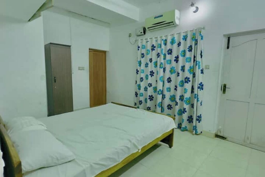 3 chambres, coffres-forts dans les chambres, fer et planche à repasser