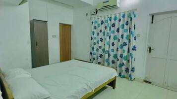 3 chambres, coffres-forts dans les chambres, fer et planche Ă repasser