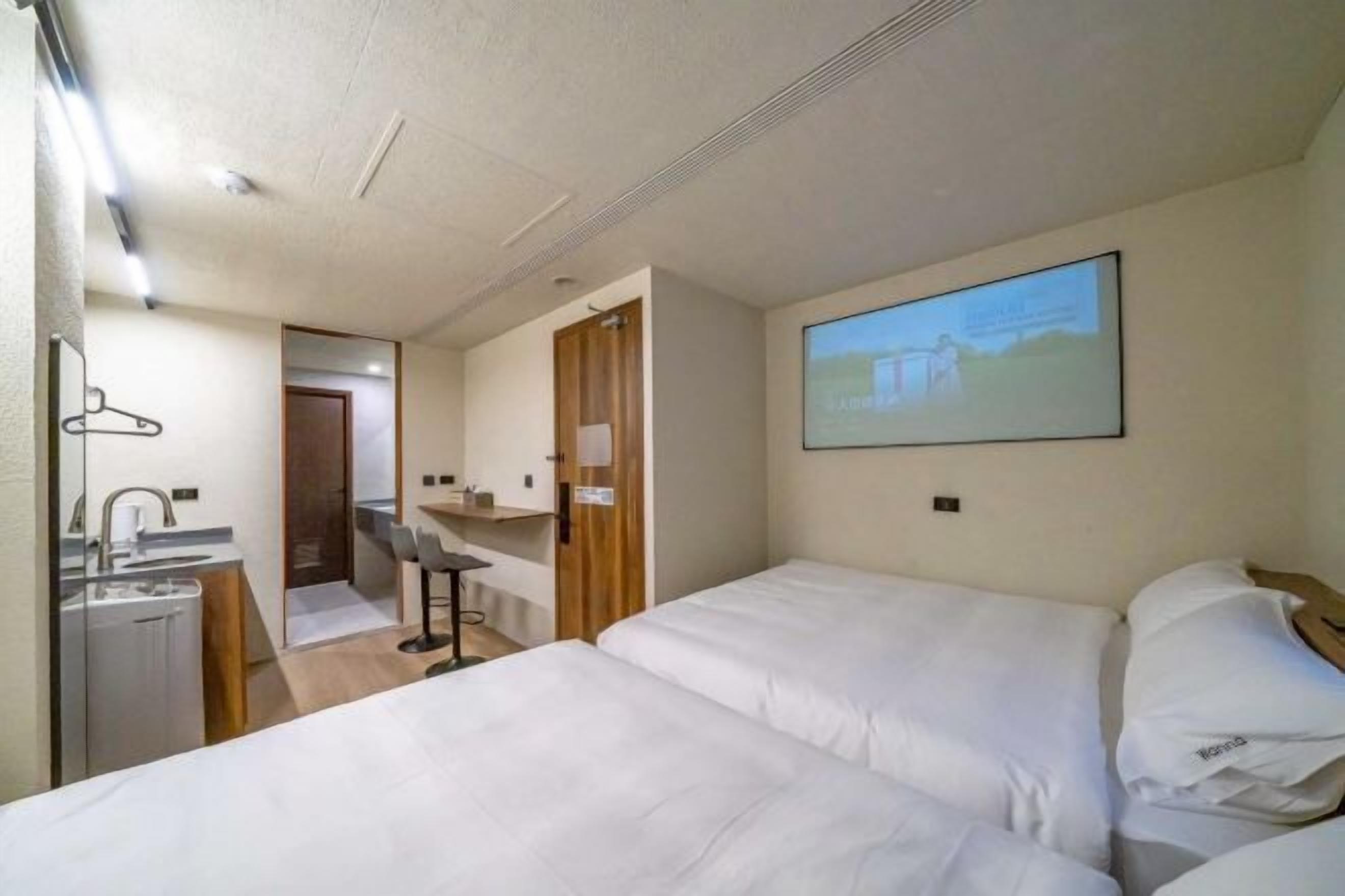 Soundproofing, free WiFi, bed sheets