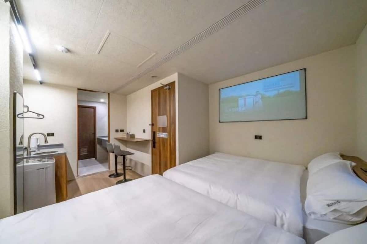 Soundproofing, free WiFi, bed sheets