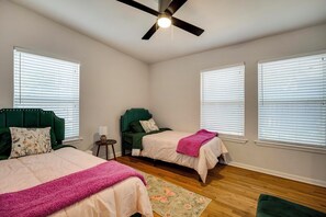 4 bedrooms, WiFi - Vibrant Fiesta-Style Retreat (San Antonio)