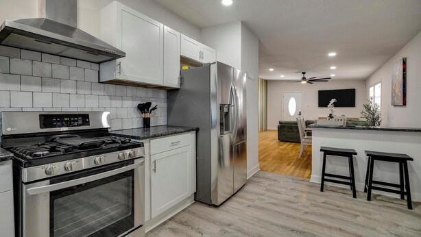 Private kitchen - Vibrant Fiesta-Style Retreat (San Antonio)
