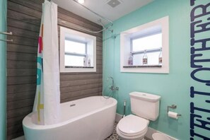 Douche, séchoir à cheveux, serviettes fournies, savon