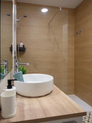 Classic Apartment, Park View, Beachside | Bathroom | Shower, free toiletries, hair dryer, towels - Boho Beach Flats (València)