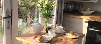STUNNING SHEPHERDS HUT WITH HOT TUB IN BEAUTIFUL RURAL CHESHIRE, NEAR NANTWICH