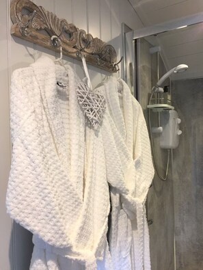 Douche, sèche-cheveux, serviettes fournies, savon