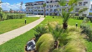 Property grounds - Family apartment with private garden, swimming pool and close to the beach - Cabo Negro (Cabo Negro)