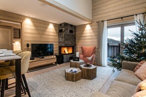 Fireplace - Wifi, ski-in/ski-out & foot of the slopes, 5th floor, view mountain, balcony, fireplace or stove (Courchevel)