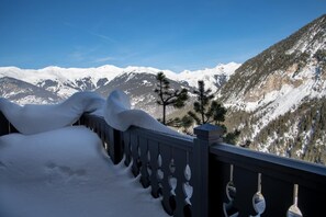 Property grounds - Wifi, ski-in/ski-out & foot of the slopes, 5th floor, view mountain, balcony, fireplace or stove (Courchevel)