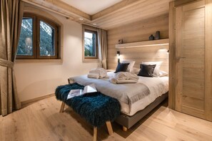 3 bedrooms, WiFi, bed sheets - Wifi, ski-in/ski-out & foot of the slopes, 5th floor, view mountain, balcony, fireplace or stove (Courchevel)