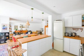 Réfrigérateur, micro-ondes, four, plaque de cuisson