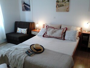 1 bedroom, bed sheets