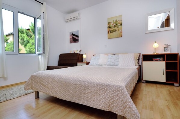 1 bedroom, bed sheets