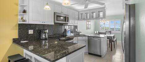 冷蔵庫、電子レンジ、オーブン、コンロ