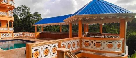 Una piscina al aire libre