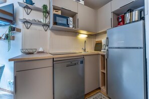 Fridge, microwave, dishwasher, coffee/tea maker
