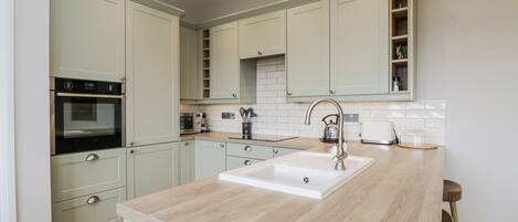 Lave-vaisselle, batterie de cuisine, vaisselle et ustensiles